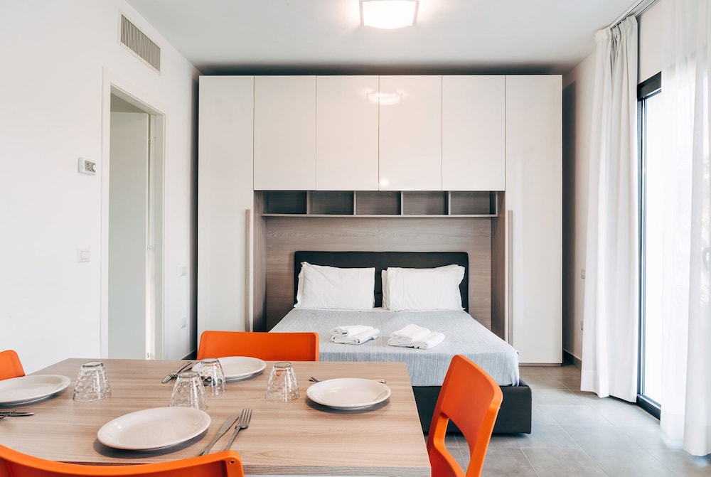 Basic Studio, 1 Queen Bed, Hill View
