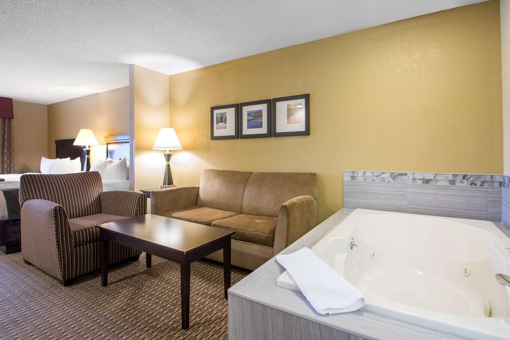 Suite, Multiple Beds, Non Smoking, Hot Tub (2 Queen, 2 Person Sofa Bed) - Photo 3