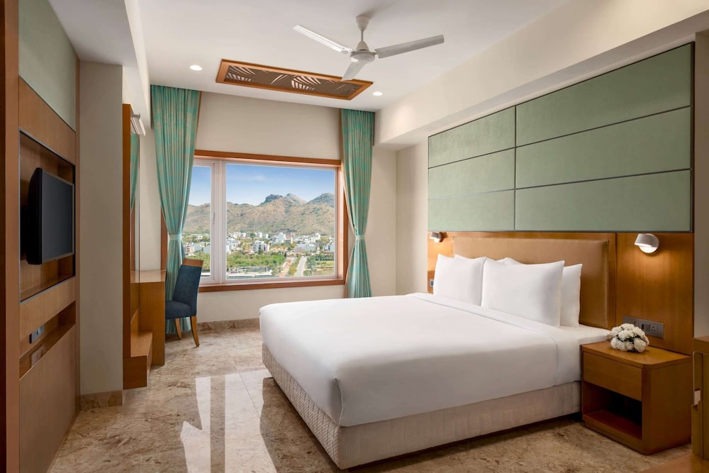 Room, 1 King Bed, Non Smoking - Photo 3