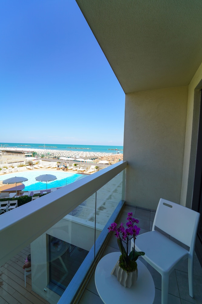 Executive Double Room Single Use, Partial Sea View - Photo 5