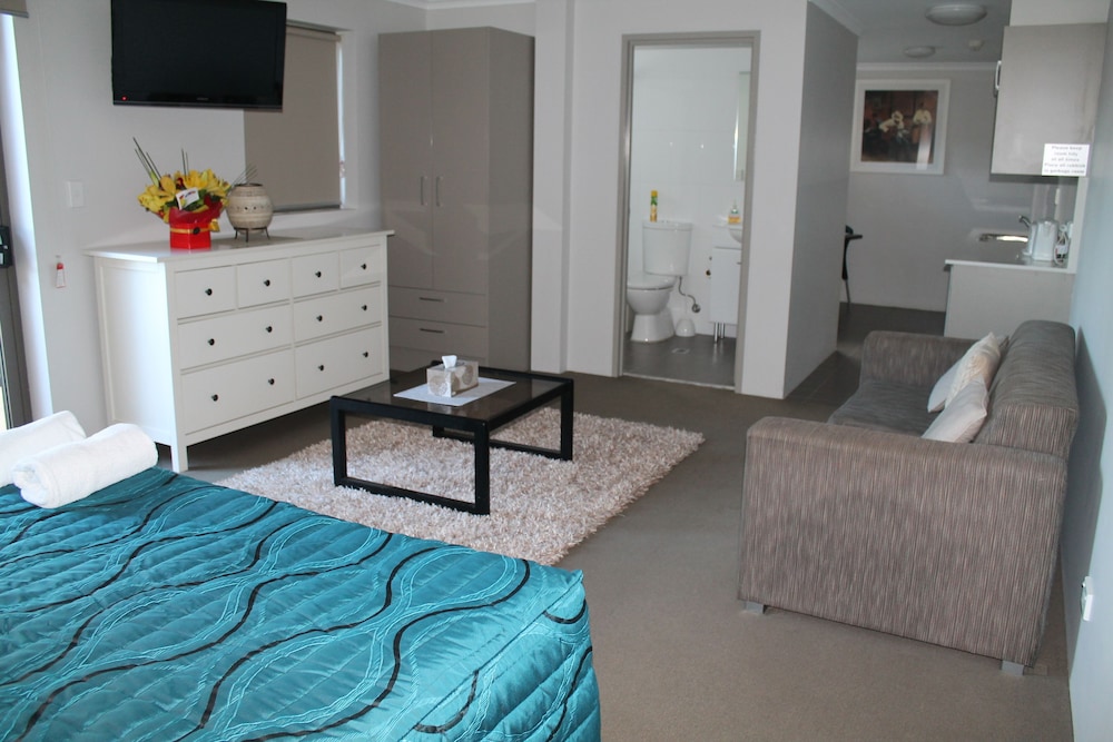 Deluxe Studio, 2 Double Beds photo 3