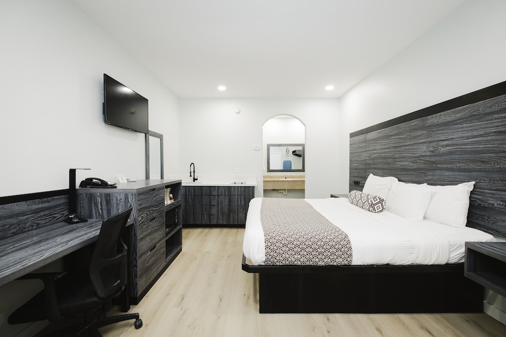 Standard Room, 1 King Bed, Non Smoking, Kitchenette photo 3