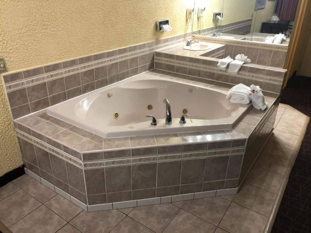 Hot Tub, King Room - Smoking photo 3