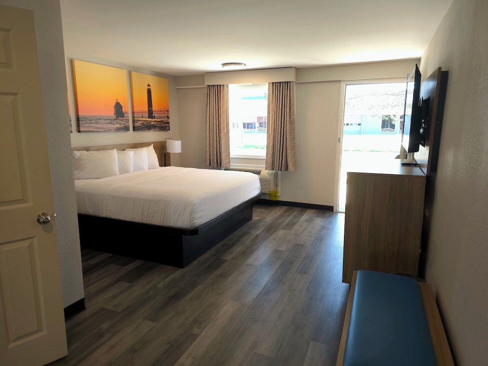 Suite, Multiple Beds, Non Smoking (3 Queen Beds, Bluewater Suite) - Photo 6