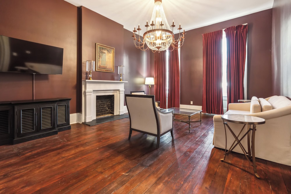 Junior Suite, 1 King Bed with Sofa bed, Accessible photo 3