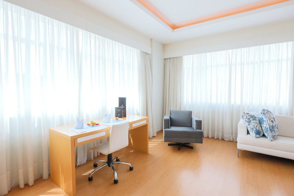 Executive Suite - Photo 6