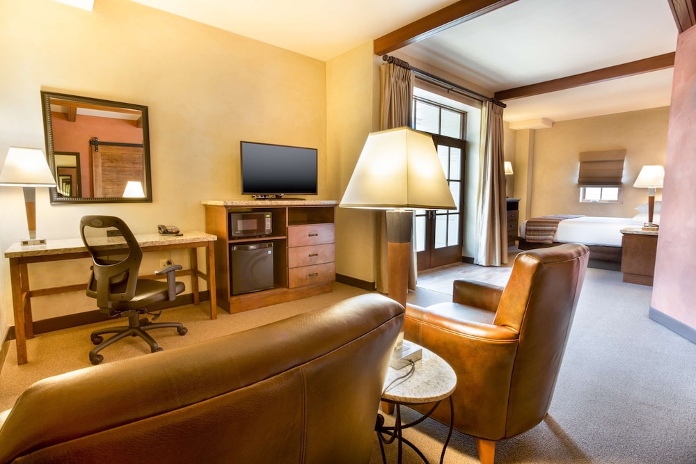 Deluxe Room, 1 King Bed, Refrigerator & Microwave (Upper Floor) photo 2