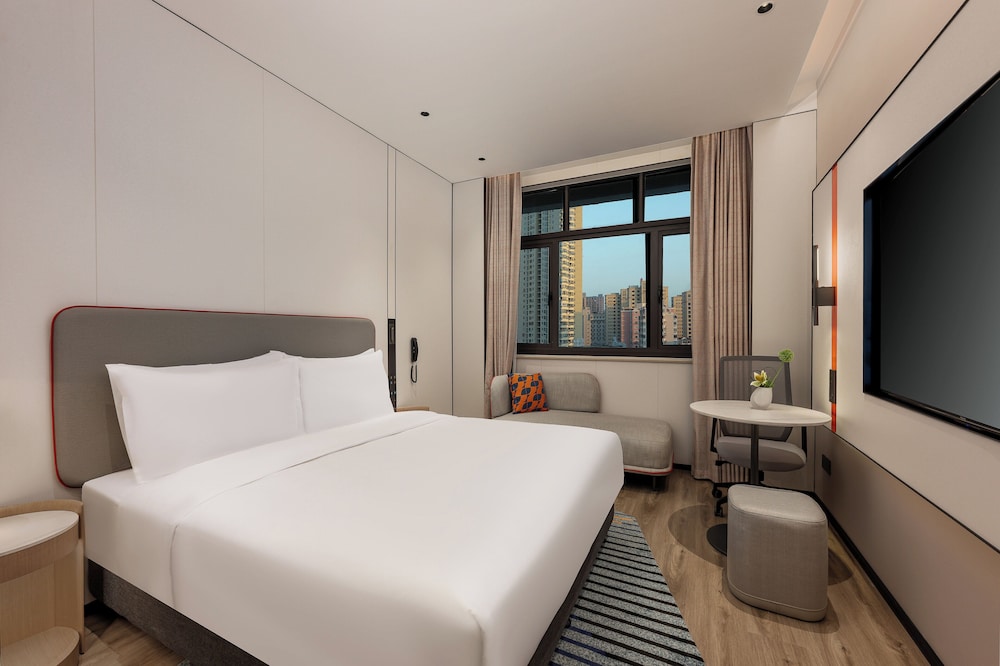 1 King Standard Extra Floor Space