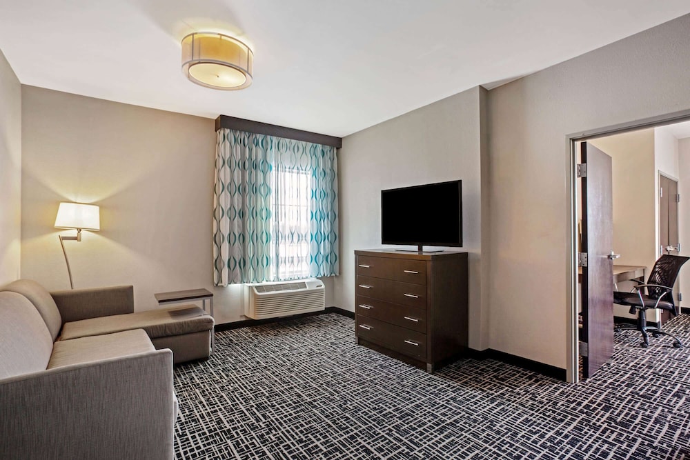 Deluxe Suite, 1 Bedroom, Non Smoking photo 2