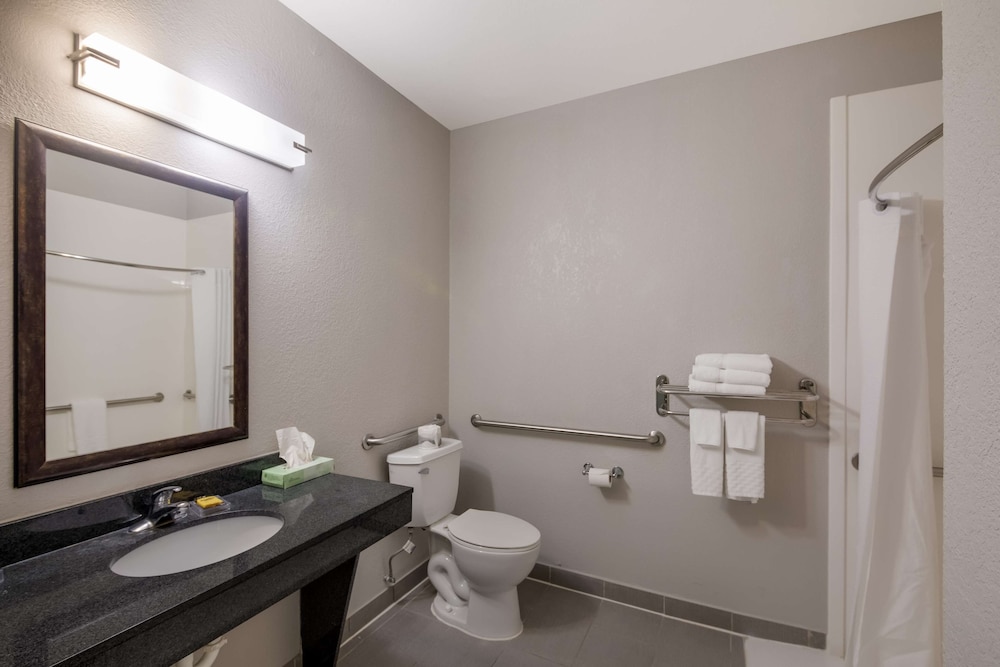 Standard Room, 2 Queen Beds, Accessible, Non Smoking (Walk-in Shower;with Sofabed) - Photo 4