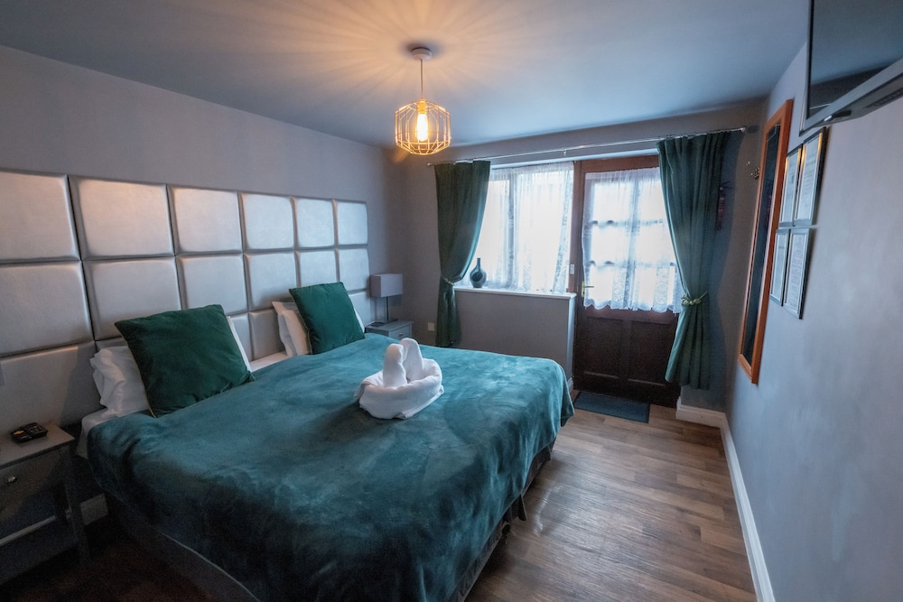 Double or Twin Room - Photo 4