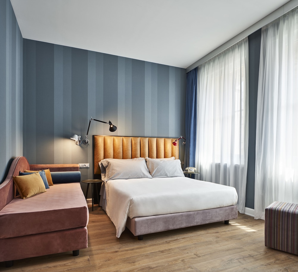 Junior Triple Room (Modernist L) - Photo 1