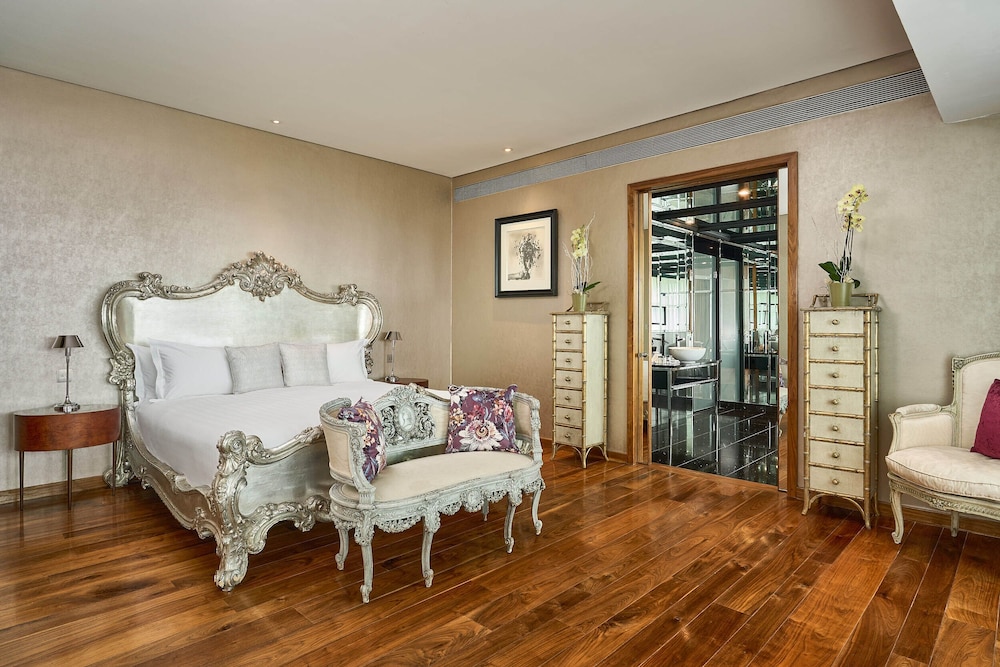 Suite - Photo 1