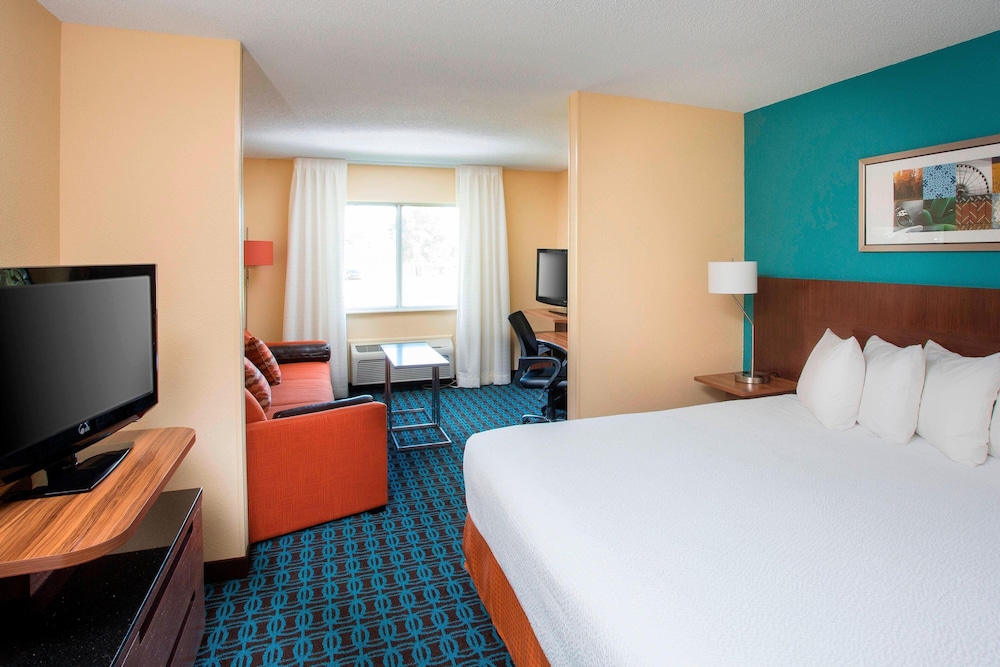 Room, 1 King Bed (Mobility/Hearing Access, Roll-In Shwr) photo 1