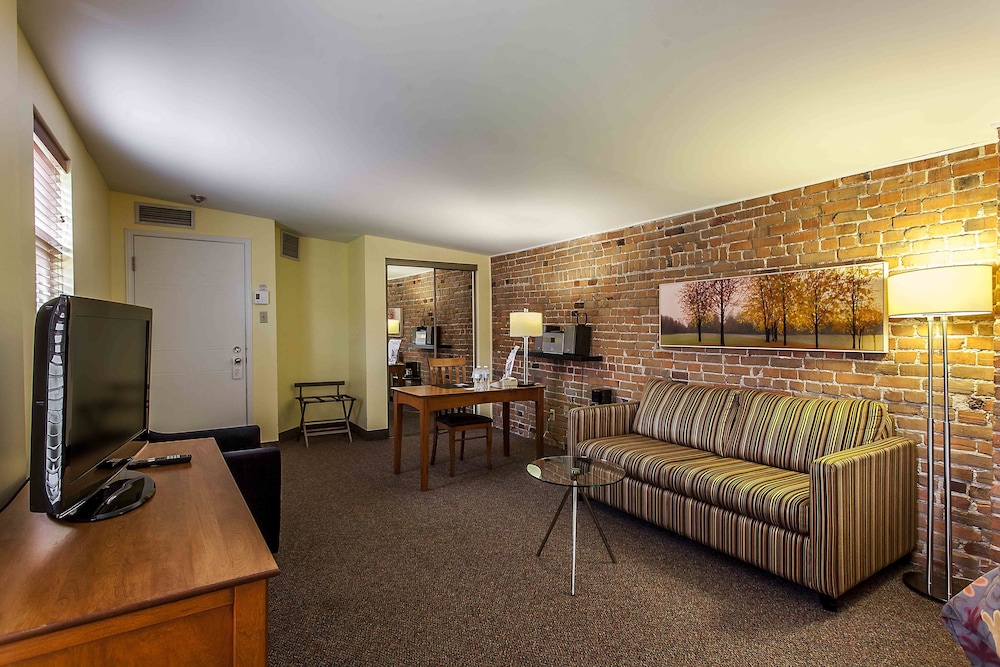 Quadruple room with 2 Queen Beds - Photo 8