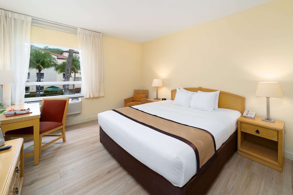 Standard Room, 1 King Bed, Non Smoking - Photo 1