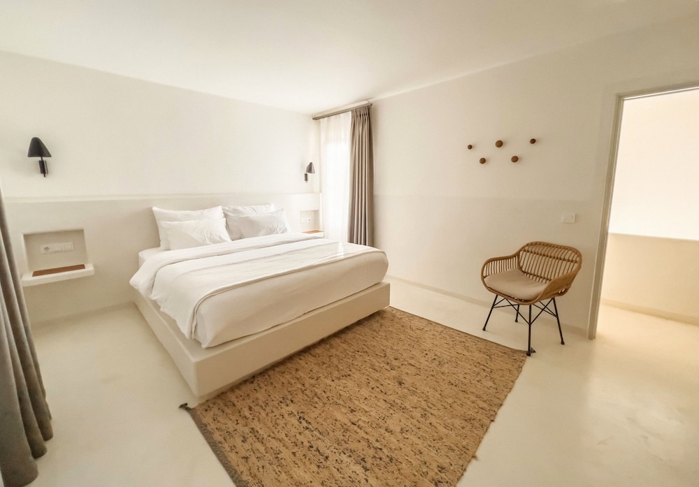 Suite, 1 Queen Bed, Sea View - Photo 2