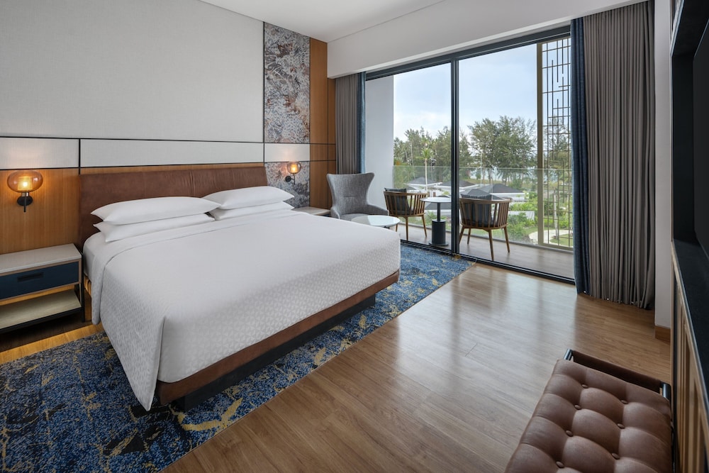 Deluxe Suite, 1 King Bed, Ocean View - Photo 1