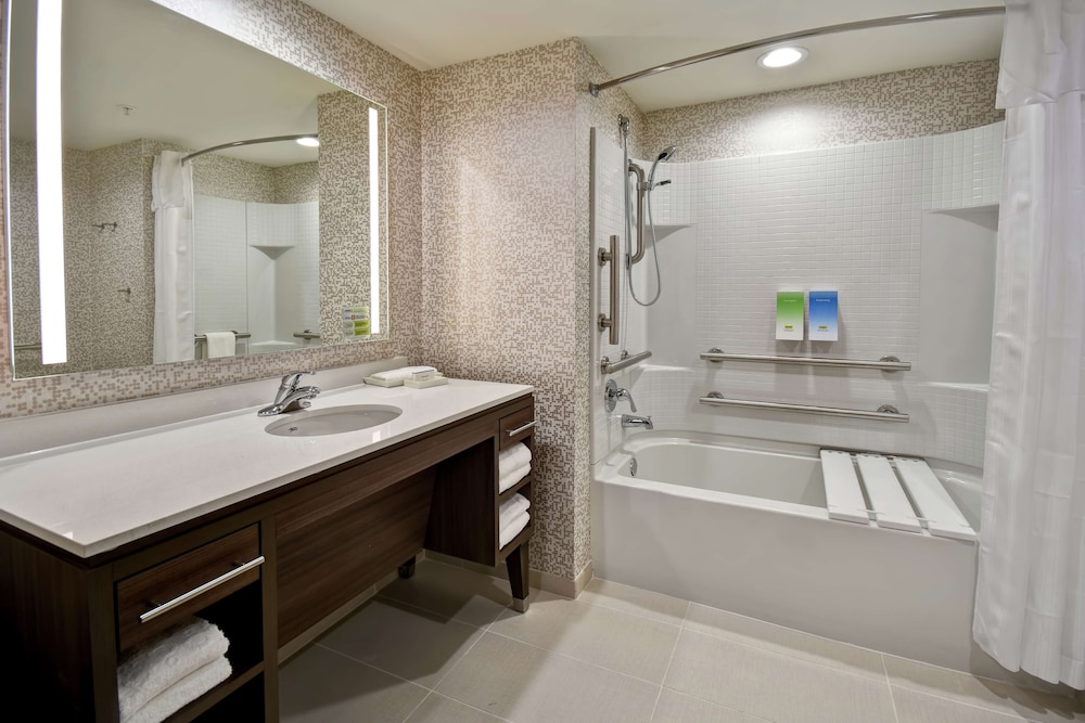 Studio, 1 King Bed, Accessible, Bathtub photo 2