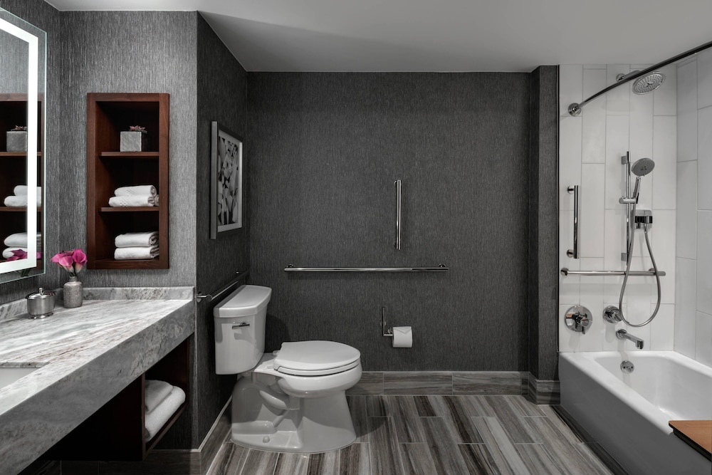 Deluxe Room, 1 King Bed (Mobility Accessible, Tub)