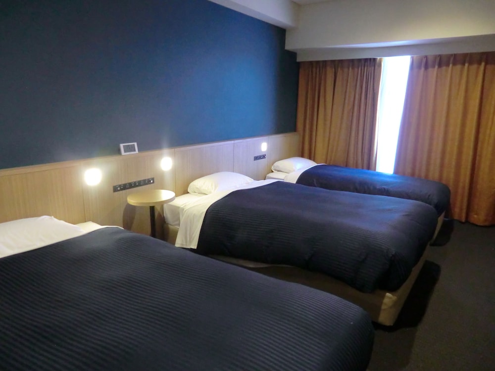 Triple Room - 2 Semi Double Beds (W120cm x L200cm) & 1 Single Bed (W85cm x L200cm), Non Smoking - Photo 1