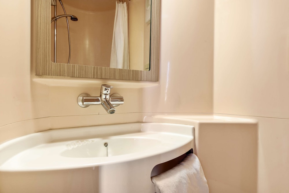 Standard Room, Multiple Beds (1 Double and 1 Single bed) - Photo 5