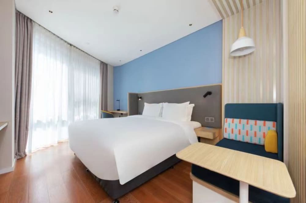 Standard Room, 1 King Bed - Photo 3