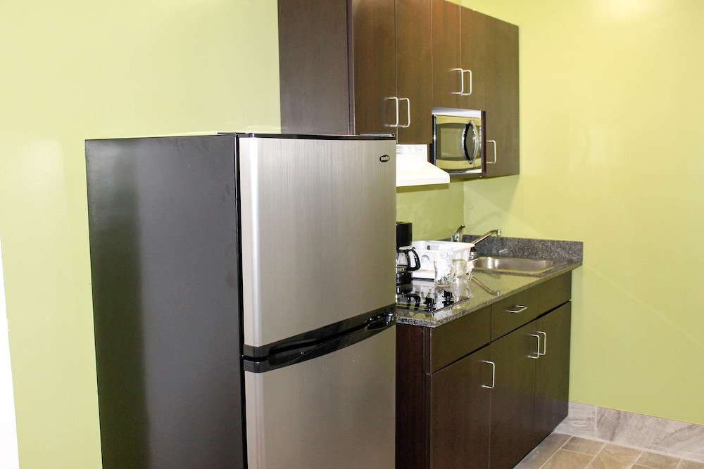 Deluxe Room, 1 Queen Bed, Non Smoking, Kitchenette - Photo 4