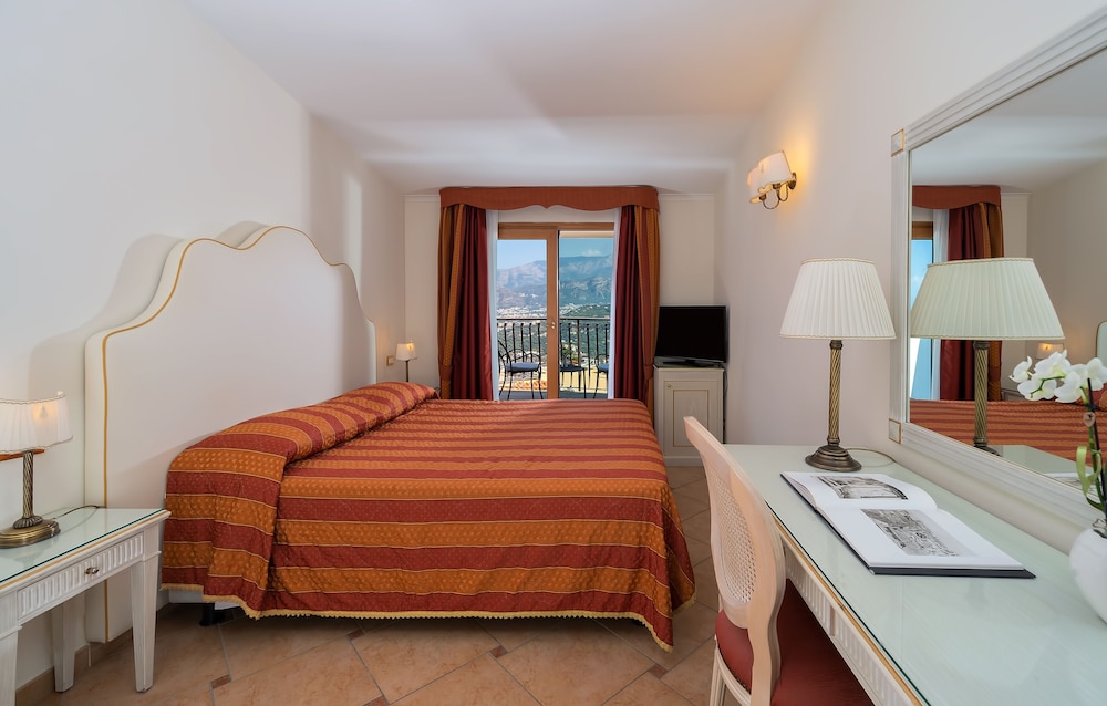 Classic Room, Balcony, Partial Sea View - Photo 3