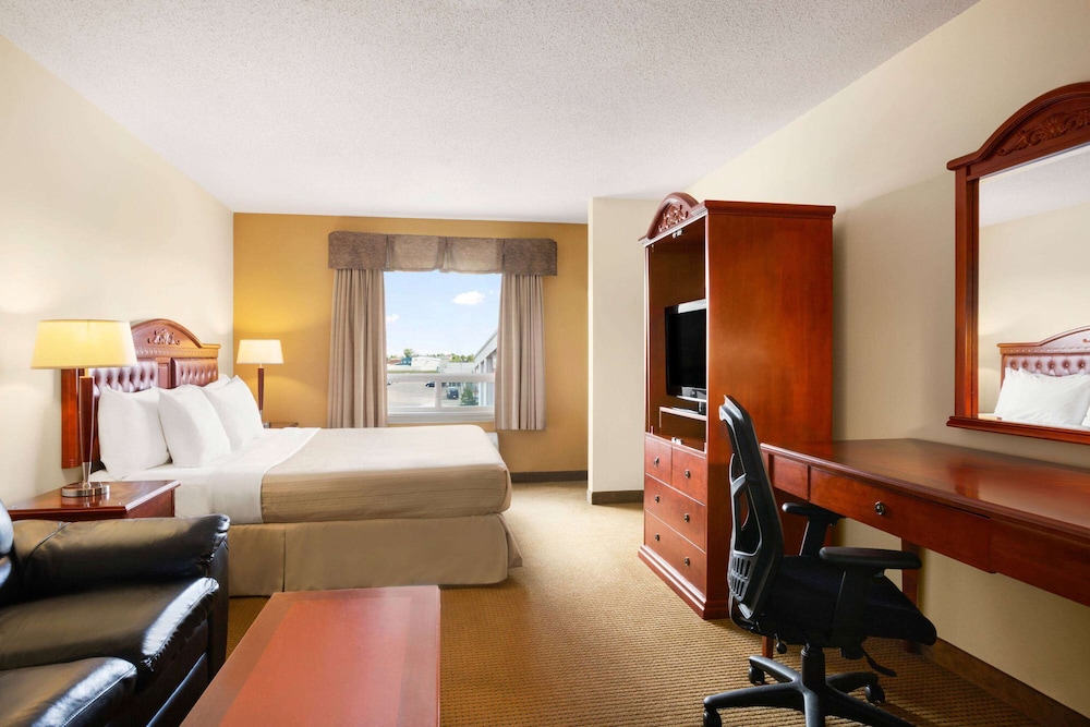 Deluxe Room, 1 King Bed, Smoking (Efficiency) - Photo 6