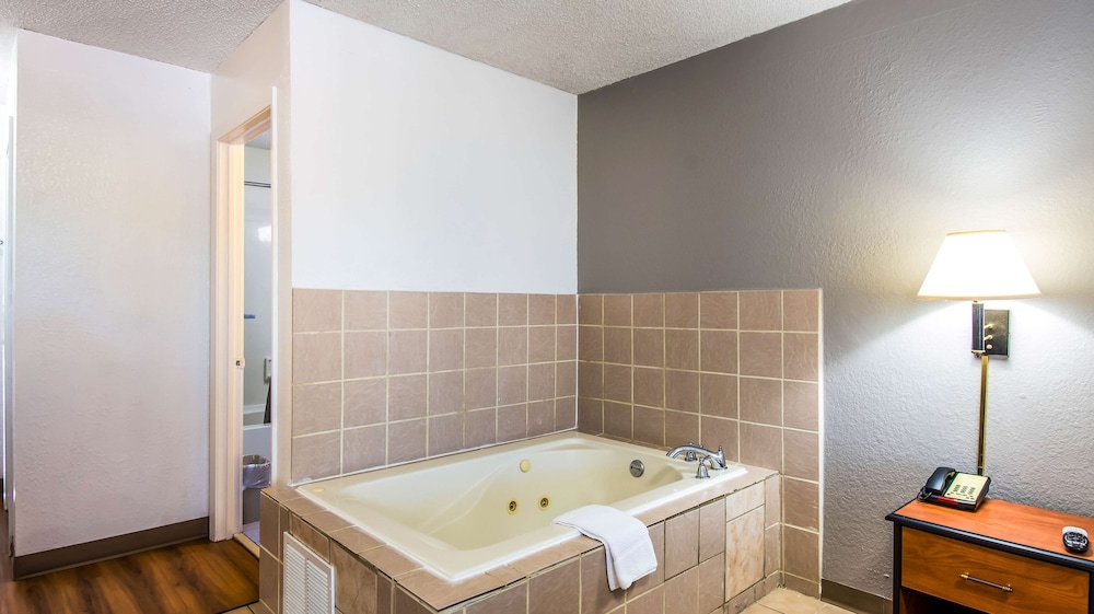 Superior Double Room, 1 King Bed, Non Smoking, Refrigerator & Microwave photo 1