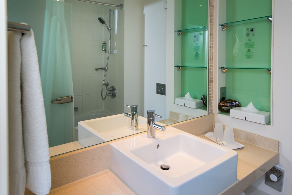 Standard Room, 1 Queen Bed (Walk-In Shower) - Photo 4