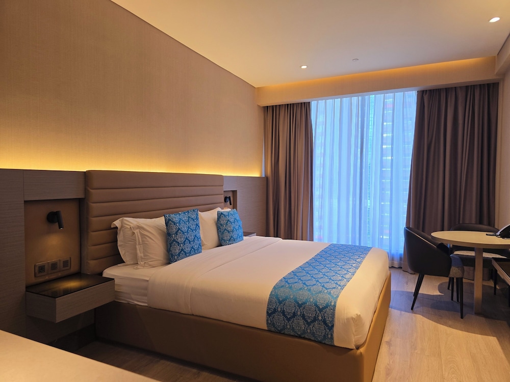 Deluxe Room, 1 King Bed - Photo 2