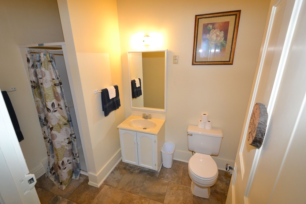 Omaha - full kitchen, bedroom, private restroom/shower photo 2