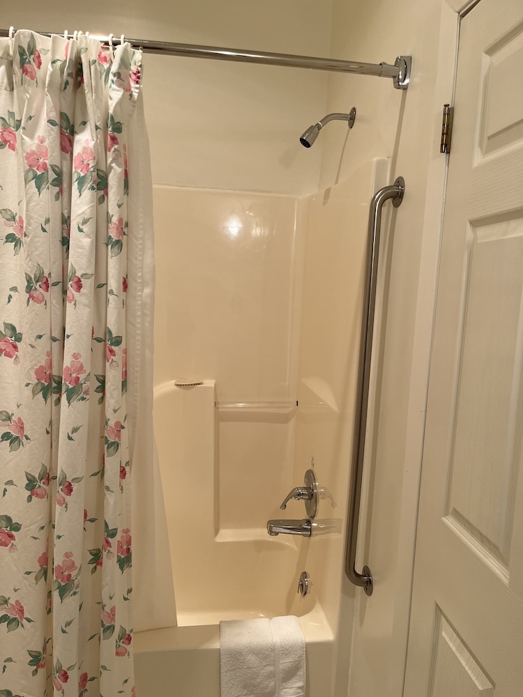 Standard Room, Multiple Beds, Non Smoking, Private Bathroom (Upstairs 1 Queen & 1 Twin (Rm 206) photo 3