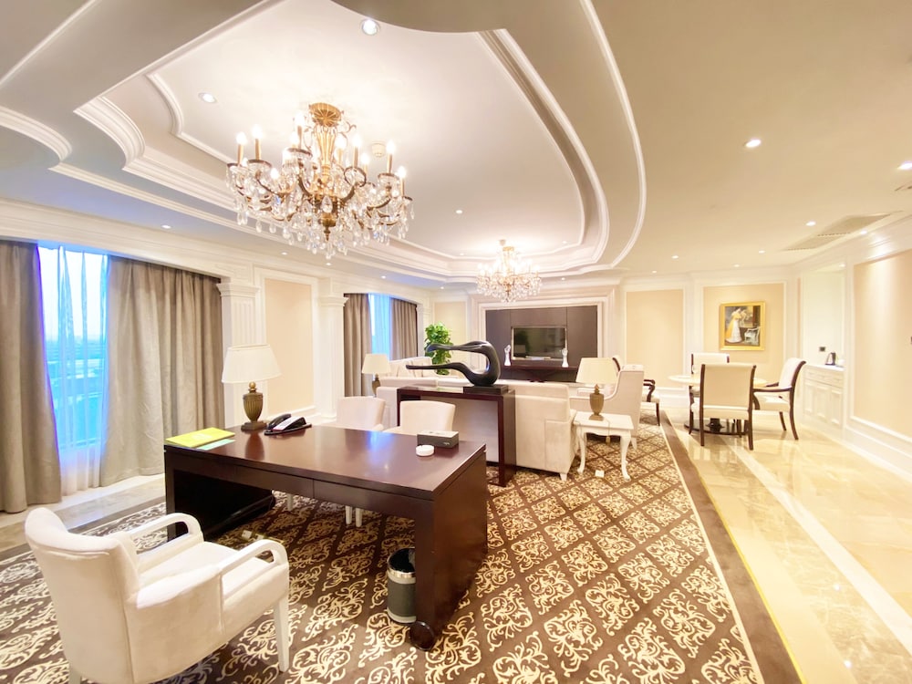 Suite, 1 King Bed (Living, Dining, Meeting) - Photo 4