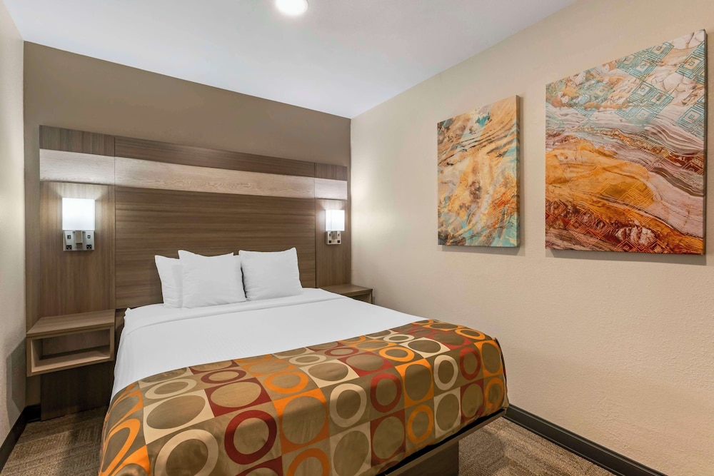 Suite, 1 Queen Bed, Non Smoking, Refrigerator & Microwave (Separate Living Room;with Sofabed) photo 1