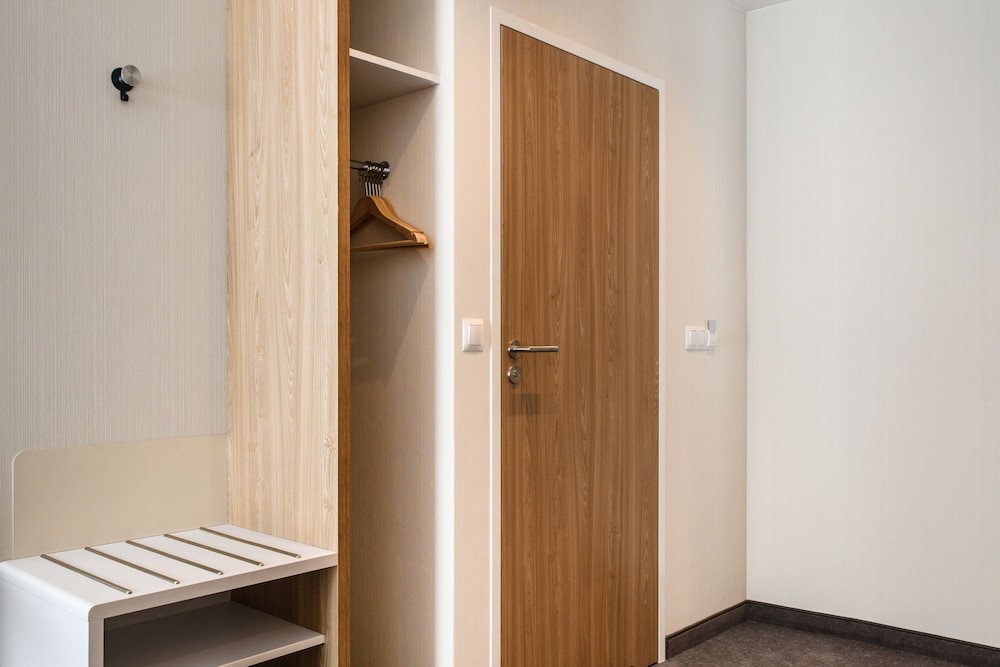 Standard Room, 1 King Bed, Accessible (Free Breakfast) - Photo 8