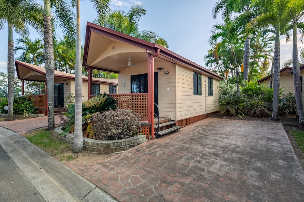 Tropical Ensuite Cabin - a queen bed, set of bunks and a pullout mattress photo 2