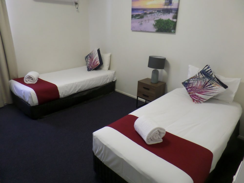 2 Bedrooms Family Room photo 2
