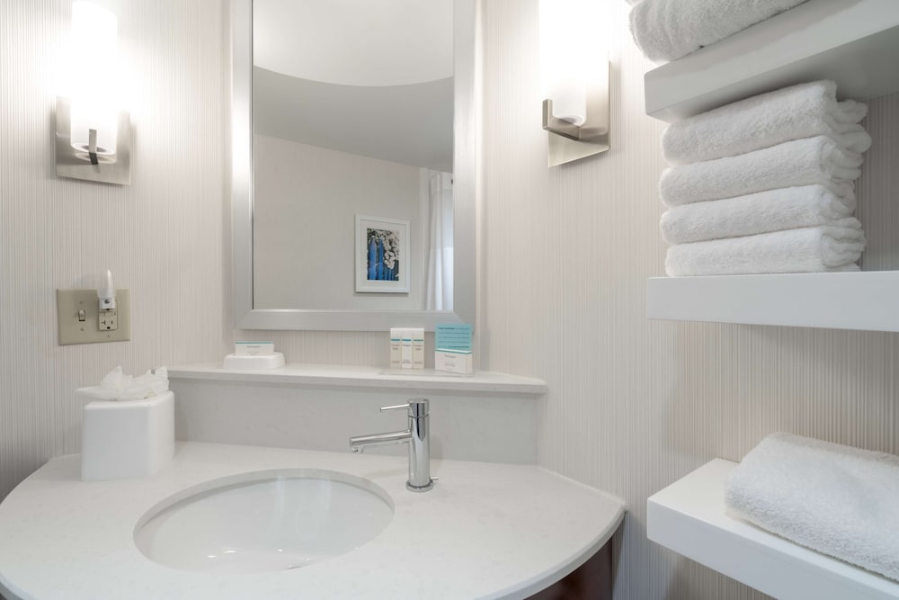 1 King Bed Room, Accessible, Bathtub - Photo 3
