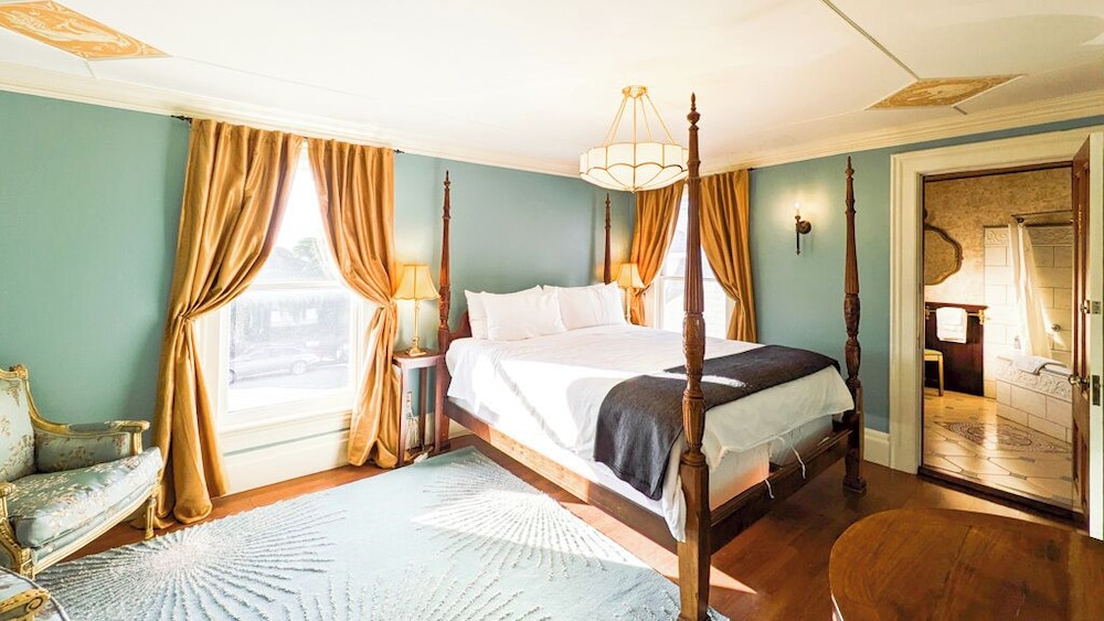 Honeymoon Room, 1 King Bed, Jetted Tub, Garden View (Not Pet Friendly)