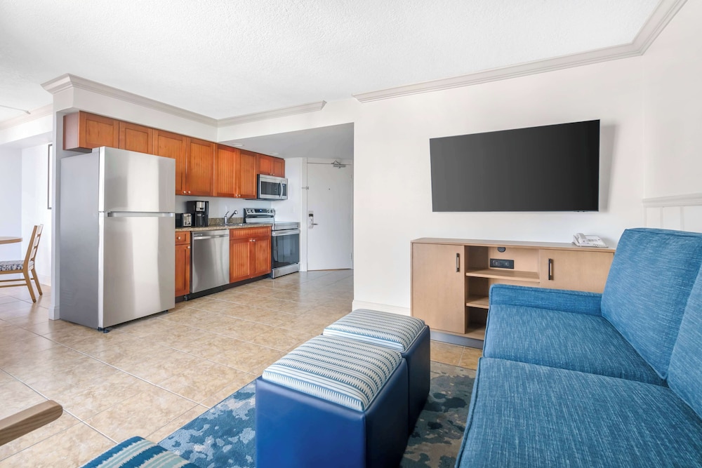 1 Bedroom Queen Suite with Sofabed - Photo 3