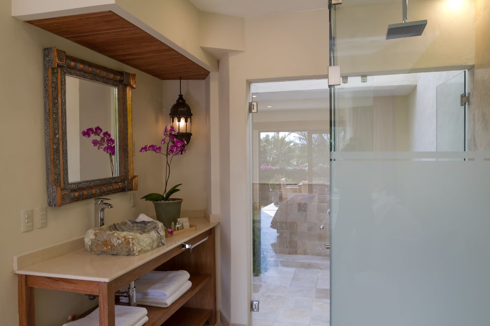 Suite 3 with jacuzzi, 1 King Bed