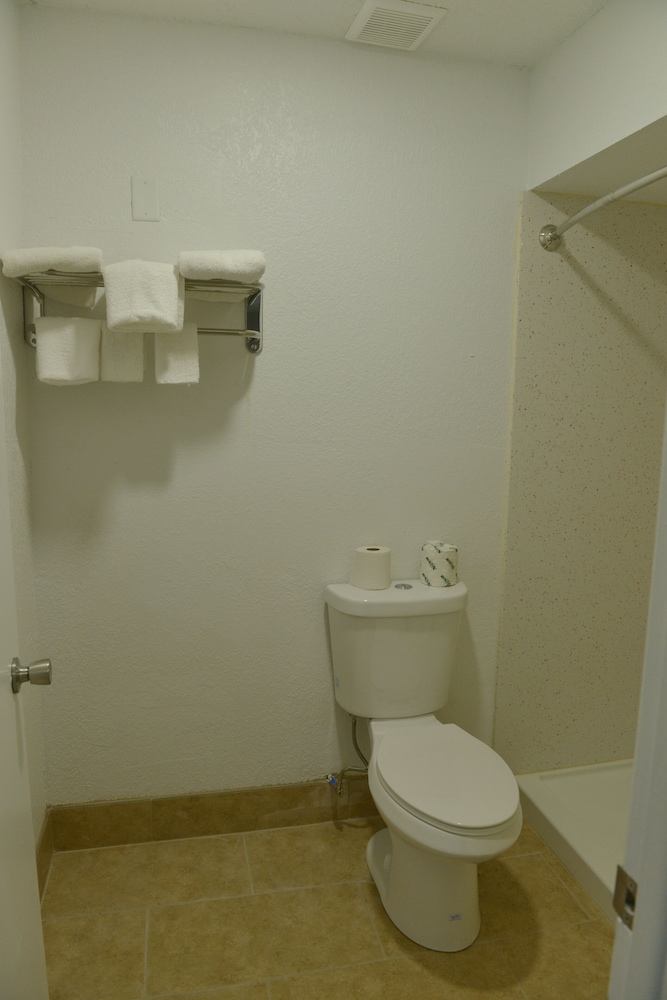 Room, 2 Queen Beds, Non Smoking - Photo 4