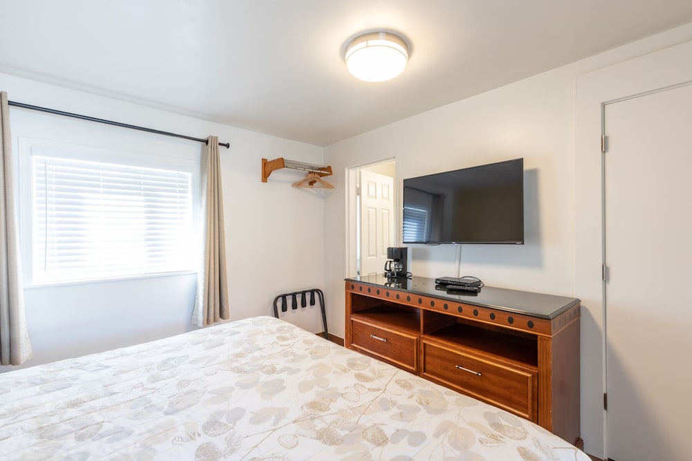Standard Room, 1 King Bed photo 3