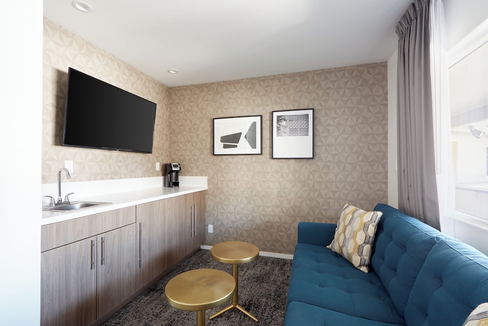 Suite, 1 King Bed photo 3
