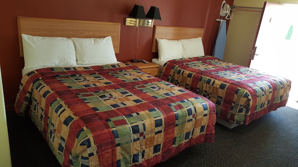 Room, 2 Queen Beds, Non Smoking - Photo 1