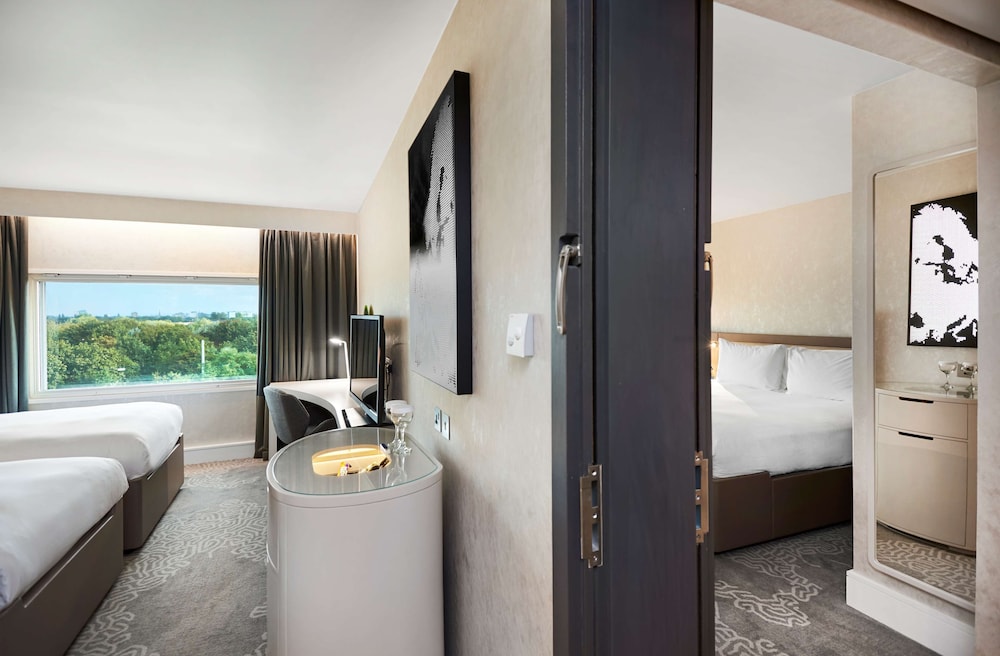 Family Room, Connecting Rooms