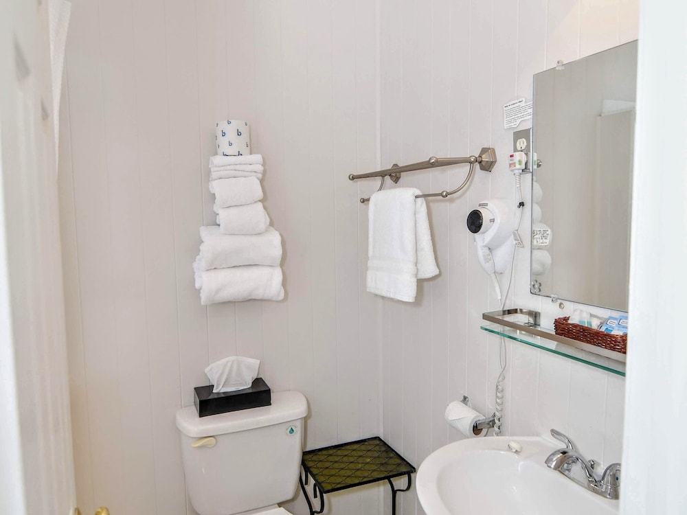 Standard Quadruple Room, Ensuite (Double Queen) photo 3